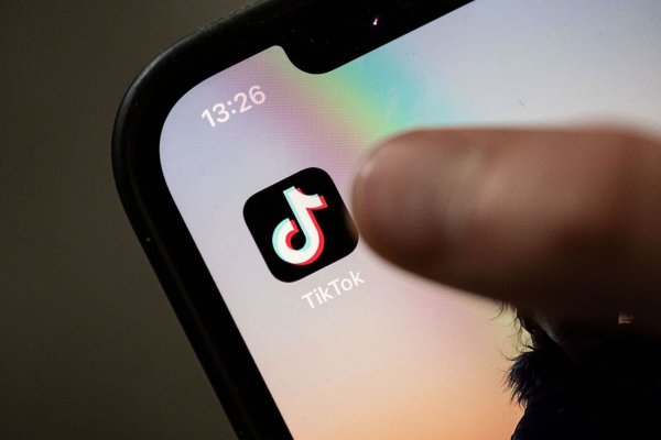 TikTok-App auf einem Smartphone. Ab Anfang nächsten Jahres sollen YouTube-Partner sowohl auf der YouTube-Hauptplattform als auch auf «Shorts» an den Einnahmen beteiligt. - © Marijan Murat/dpa
