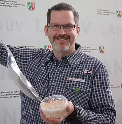 Der L&ouml;ffel kann angesichts seiner Salate gar nicht gro&szlig; genug sein, meint Tobias Wierutsch von ROKO-Feinkost. - &copy; Stefanie Tersch&uuml;ren