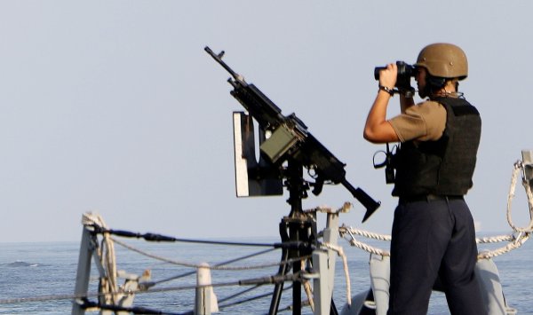 Ein US-Soldat steht auf einem Kriegsschiff der US-Marine. Die USA reagieren mit einer neuen Allianz auf die Angriffe der Huthi-Rebellen auf Frachtschiffe. (Archivbild) - © -/Informationstechniker 2.Klasse Ruskin Naval/US Navy/AP/dpa