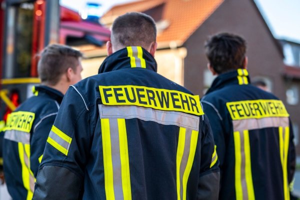 Feuerwehrleute bei einem Einsatz. - © David Inderlied/dpa/Symbolbild