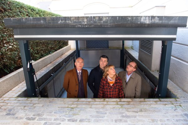 Helmut Zangel (Christoph Süß, l.) und seine Kommissare Harald Neuhauser (Marcus Mittermeier, 2.v.l.), Angelika Flierl (Bernadette Heerwagen, 2.v.r.) und Ludwig Schaller (Alexander Held, r.) begutachten das beeindruckende Anwesen von Dr. Schön. - © Jürgen Olczyk/ZDF/dpa