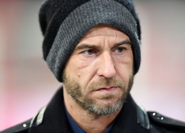 Kritischer Blick: Ex-Nationalspieler Mehmet Scholl. - © Tobias Hase/dpa