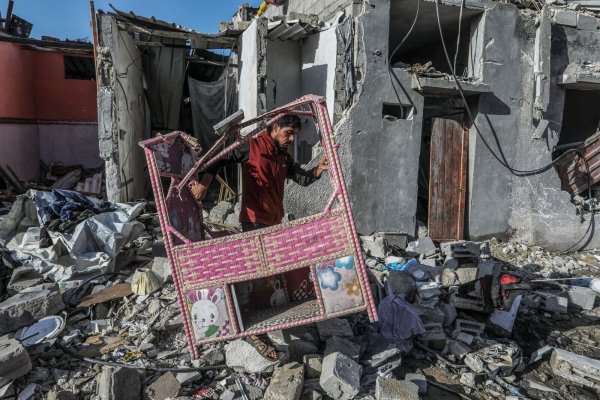 Ein palästinensischer Mann inspiziert sein zerstörtes Haus nach israelischen Luftangriffen im südlichen Gazastreifen. Auch viele Deutsch-Palästinenser sind von dem Krieg betroffen. - © Abed Rahim Khatib/dpa
