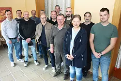 Der neue Vorstand des Lippischen Fischereivereins mit (von links) Sebastian Zürner, Marco Kortemeier, Carsten und Ulrich Reineke, Daniel Holste im Hintergrund, Dirk Schäfer, Florian Parske, Lars Sprenger, Harry Parske, Pascal Lange, Susanne Deppermann, Marius Borowski und Kim Griese. Nicht anwesend war Bernd Schäfer. - © Lippischer Fischereiverein