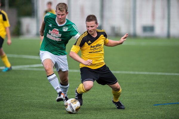 Im Gleichschritt: Hier wird der Pivitsheider Tobias Gatzke (vorne) von dem Eichholzer Jan Eskuchen gestoppt. - © Egon Penner