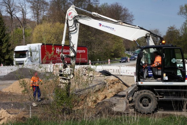 Auf Baustelle: Im Moment werden an der B 238, Lemgoer Straße, Leitungen verlegt. Der Verkehr läuft einspurig und wird über eine mobile Ampel geregelt. Abbiegen Richtung Brokhausen (im Bild nach rechts) ist nicht möglich. - © Bernhard Preuss