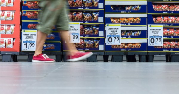 Printen, Spekulatius und Dominosteine türmen sich schon jetzt in den Supermärkten. - © dpa