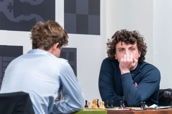 Der US-Amerikaner Hans Niemann (r) sitzt bei einer Schachpartie dem Norweger Magnus Carlsen gegenüber. - © Crystal Fuller/Saint Louis Chess Club/dpa