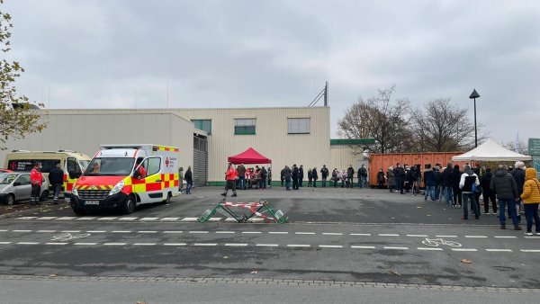 Langen Schlangen bilden sich vor den Impfmöglichkeiten in Lippe -wie hier am Samstag in Bad Salzuflen. - © Freitag Medien Gruppe