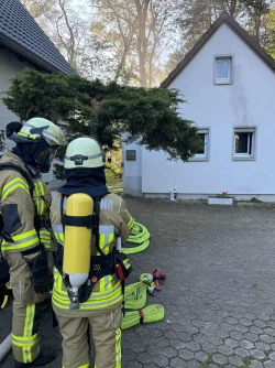 Der Sicherheitstrupp beim Brand eines Anbaus in der Stra&szlig;e "In der Holle". - &copy; Feuerwehr Lage