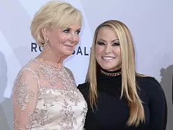 Liz Mohn (l.) und Anastacia, die selbst schwere Zeiten durchlebt hat. - &copy; FOTO: DPA