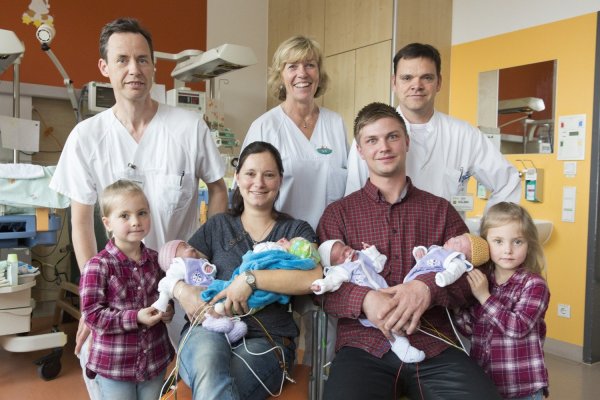 Die Mitarbeiter des Universitätsklinikums Leipzig Prof. Ulrich Thome, Schwester Gabi Koch und Prof. Holger Stepan (hinten, l-r) und Juliane (vorne, 2.v.l) und Tobias Stejskal (2.v.r) und die beiden großen Schwestern Leoni und Nora lassen sich auf einem undatierten Handout mit den neugeborenen eineiigen Vierlinge am Universitätsklinikum Leipzig porträtieren. - © dpa