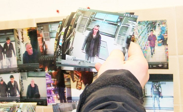 Verdächtiger erkannt: Detektiv Marcel Tekolf macht selbst Fotos vom Monitor und gleicht sie mit seinem Archiv ab, um Wiederholungstäter besser erkennen zu können. - © Axel Bürger