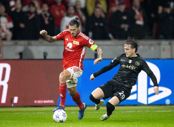 Kapitän Christopher Trimmel (l) und seine Unioner kassierten die neunte Pflichtspiel-Niederlage in Serie. - © Andreas Gora/dpa