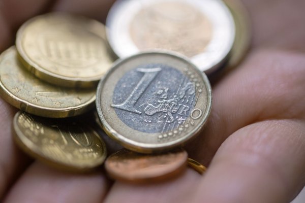 Anhaltende Krisen und Inflation bringt viele Menschen dazu beim Einkaufen, Restaurantbesuch oder Urlaub zu verzichten. - © Fernando Gutierrez-Juarez/dpa