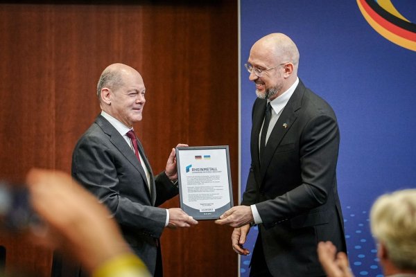 Der ukrainische Premierminister Denys Schmyhal überreicht Bundeskanzler Olaf Scholz beim 6. Deutsch-Ukrainischen Businessforum der DIHK ein Zertifikat für die Rheinmetall Joint-Venture Registrierung für die Ukraine. - © Kay Nietfeld/dpa