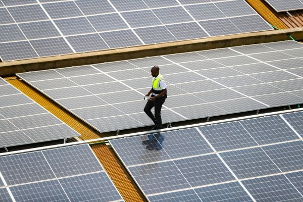 Mehr Strom aus Photovoltaik: Die Erneuerbaren Energien werden den Energiemarkt in den kommenden Jahren verändern. - © Brian Inganga/AP/dpa