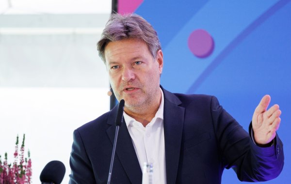 Bundeswirtschaftsminister Robert Habeck spricht vor dem Spatenstich der Erdkabeltrasse A-Nord. - © Friso Gentsch/dpa
