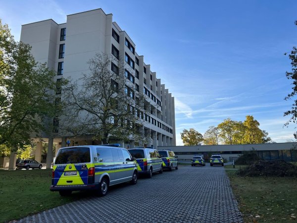 Polizeiautos stehen vor einer Schule in Regensburg. - © Haubner/vifogra/dpa