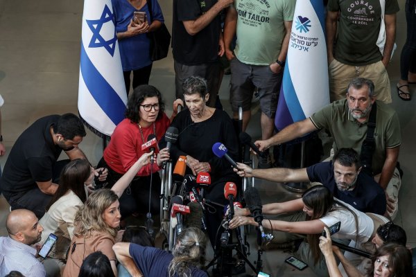 Yocheved Lifschitz (M), eine der von der Hamas freigelassenen Geiseln, spricht einen Tag nach ihrer Freilassung. - © Ilia Yefimovich/dpa