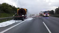 Die Feuerwehr löscht den Brand am Anhänger mit Löschschaum. - © Feuerwehr Herford