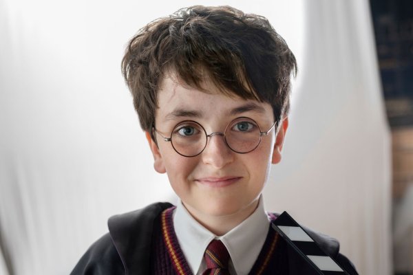 Dominic McLaughlin spielt Harry Potter. - © Aidan Monaghan/HBO via AP/dpa