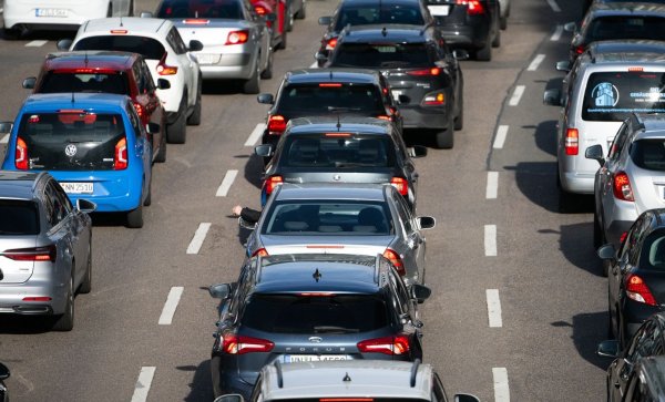 Die Menschen in Deutschland sind vergangenes Jahr wieder weiter mit ihren Autos gefahren. (Archivbild) - © Marijan Murat/dpa
