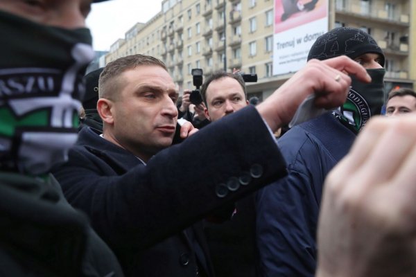 Gegen den polnischen Rechtsaktivisten Robert Bakiewicz gab es ein Urteil wegen Nötigung. (Archivbild) - © Tomasz Gzell/PAP/dpa