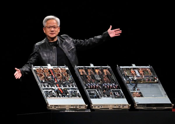Huang bestätigte die Ausfuhr der H20-Chips in China vor Journalisten. (Archivbild) - © Chiang Ying-ying/AP/dpa