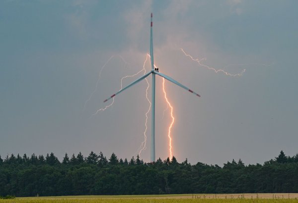Gewitter treten in den kommenden Tagen in Deutschland immer wieder mal auf. (Archivbild) - © Patrick Pleul/dpa