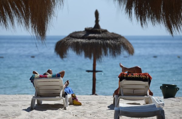 So schön, oder? Wer wenigstens zwischendurch die Hände vom Smartphone lässt, Ferienmomente nicht nur durch die Linse erlebt und via Bildschirm teilt, hat länger was vom Urlaub. - © picture alliance / dpa