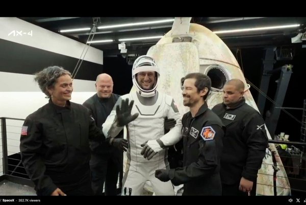 Der Pole Slawosz Uznanski-Wisniewski beim Verlassen der SpaceX-Kapsel auf einem Bergungsschiff. - © Uncredited/SpaceX via AP/dpa