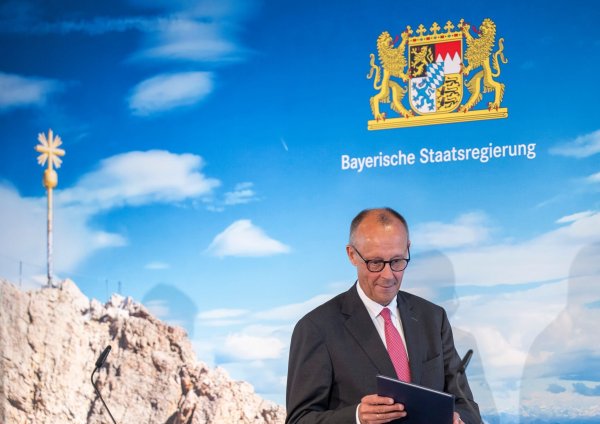 Nach seinem Treffen mit dem bayerischen Kabinett äußerte sich Kanzler Merz auch zur globalen Mindeststeuer - er steht dem Konzept demnach sehr skeptisch gegenüber. - © Peter Kneffel/dpa