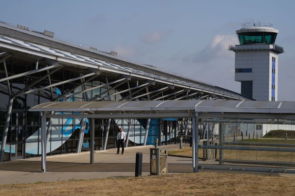 Der Flughafen London Southend bleibt nach dem Absturz eines Geschäftsflugzeugs vorübergehend geschlossen. - © Joe Giddens/PA Wire/dpa