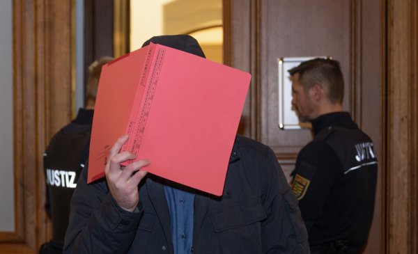 Ein Angeklagter im Prozess um den sogenannten „Kinderzimmer-Dealer“ im Landgericht Leipzig. - © Hendrik Schmidt/dpa