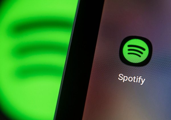 Das Logo der Spotify-App ist auf einem Smartphone: Der Musikstreamingdienst baut Belegschaft ab. - © Fabian Sommer/dpa