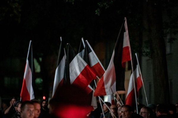 Rechtsextreme marschieren bei einer Demo des NRW-Landesverbands der Partei «Die Rechte» mit Reichsflaggen. - © Fabian Strauch/dpa/Archivbild