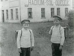 Die Br&uuml;der Pudenz aus der Besitzerfamilie in ihrer Schulkleidung. - &copy; FOTO: FAMILIENCHRONIK/REPRO: N. CONTI
