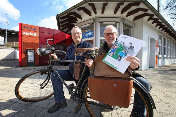 Die Verkehrswende in der Tasche: (von links) Manfred Wiehenkamp, Vorsitzender des ADFC in Lippe, und Werner Kloppmann, Fachgebietsleiter Radverkehr im ADFC, haben passende Tipps parat. - © Bernhard Preuss