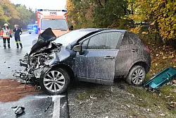 Totalschaden: Der Opel wurde vom Mazda frontal getroffen. - © Marc Köppelmann
