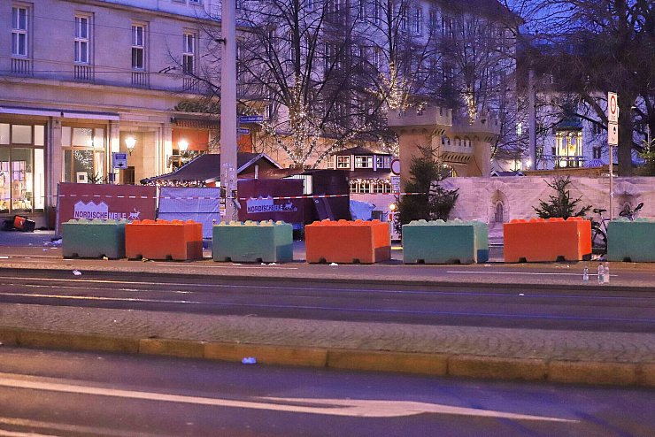 Betonblöcke in Form von großen Legosteinen sollten den Weihnachtsmarkt in Magdeburg sichern. - © IMAGO/dts Nachrichtenagentur