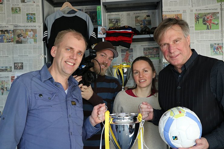 Volltreffer-Team: Die Sportredakteure Sebastian Lucas (links) und Dietmar Welle (rechts) mit dem Filmteam Jannik Stodiek und Katka Akulenko. - © Anita Hilker