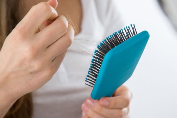 Es gibt ihn wirklich, den saisonalen Haarausfall. Doch man muss sich meistens keine Sorgen machen, dass das Haar dadurch langfristig weniger wird. - © Christin Klose/dpa-tmn