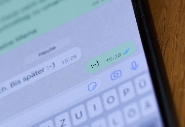 Das auf der Seite liegende lachende Gesicht trat 2022 vor 40 Jahren von einer US-Universität aus seinen Siegeszug um die digitale Welt an. - © Annette Riedl/dpa/Produktion