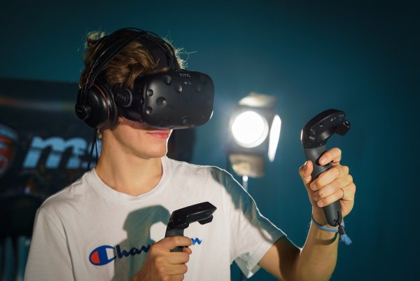 Experimente mit der VR-Brille: Der Masterstudiengang „Audiovisual Arts Computing" an der Hochschule OWL wird in Kooperation mit der Hochschule für Musik Detmold und dem Zentrum für Musik- und Filminformatik (ZeMFI) angeboten. - © CEMFI