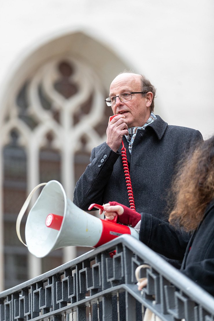 Bürgermeister Rainer Heller zeigt sich bestürzt, dass Menschen in Deutschland in Angst leben müssen. - © Torben Gocke