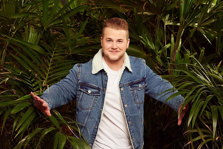 Felix van Deventer nimmt nur ein Kissen mit in den Dschungel. - © MG RTL D / Arya Shirazi