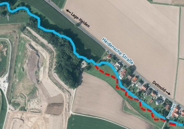 Der Oetternbach (hier in blau eingezeichnet) soll renaturiert werden (rote, gestrichelte Linie). Dadurch verläuft der Bach weiter weg von den Häusern – das verbessert gleichzeitig den Hochwasserschutz. - © Land NRW (2020/ Grafik: Oliver Wendtland)
