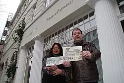 Schweineh&auml;lften als Schaufensterdekoration: Dr. Stefan Wiesekopsieker und Ulrike Masurek mit alten Fotografien vor dem baulich kaum ver&auml;nderten Haus Wenkenstra&szlig;e 1-5, im dem heute das Ausbildungsprojekt "KleinerGr&uuml;nauer" residiert. - &copy; Foto: Asbrock