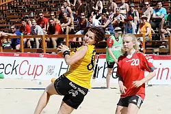 Ein Blick über die Schulter: Fit wie eh und je zeigt sich Julia Murach (links), die ehemalige Blombergerin und Knetterheiderin, im Dress der Bonnbons, die bei den tollen Beachtagen in Lemgo den dritten Platz in der Frauenkonkurrenz belegten. - © Foto: Welle